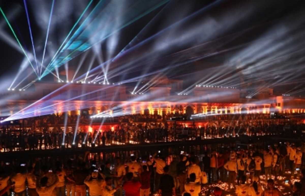 प्रधानमंत्री मोदी के स्वागत को तैयार अयोध्या, बिछाया रेड कार्पेट